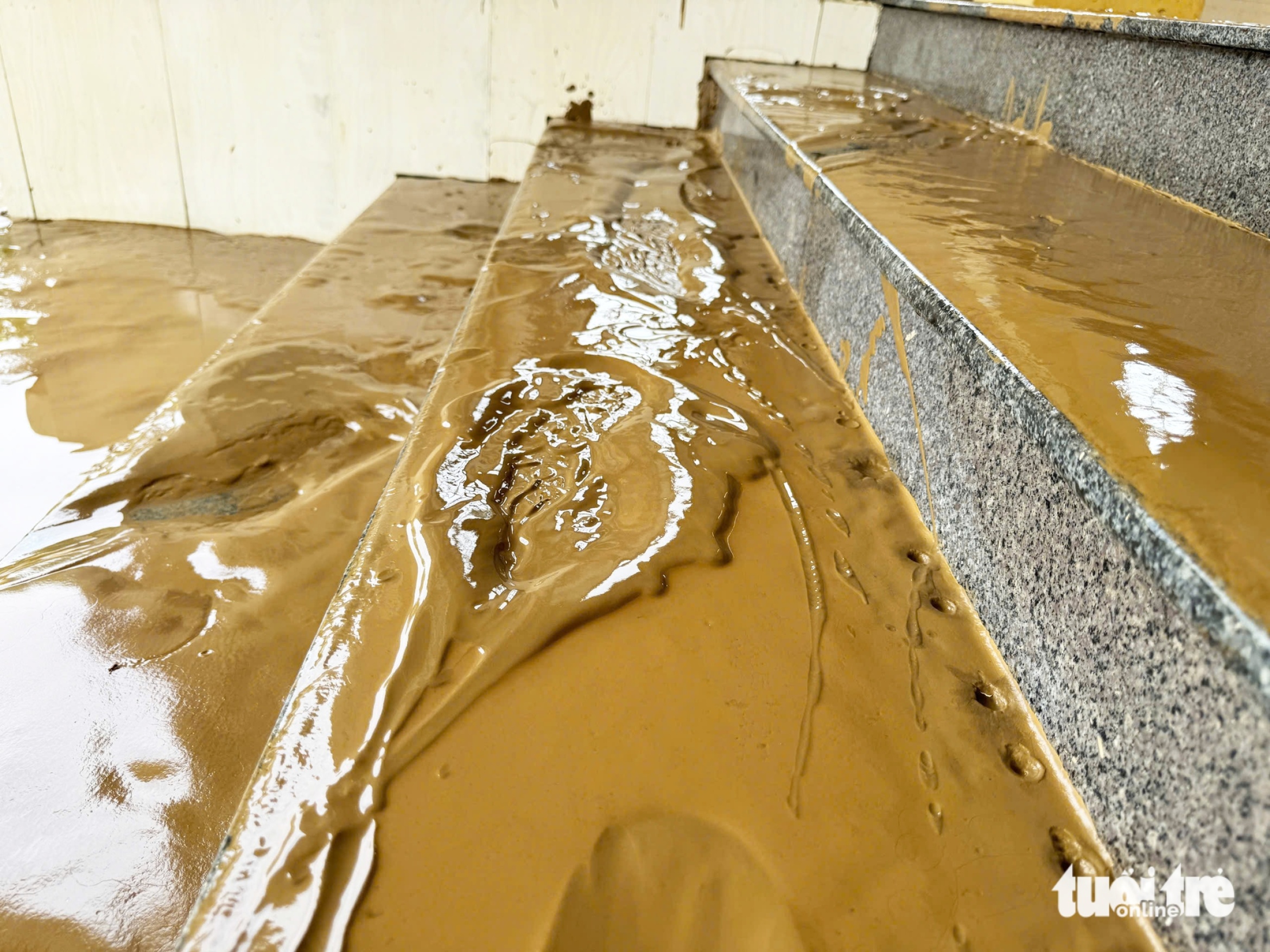 洪水中心的恐怖之夜和四天三次水位涨落